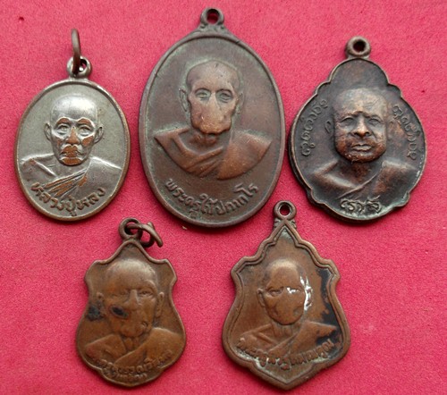 10 บาท รวมเหรียญพระเกจิ 5 เหรียญ*** Pj767