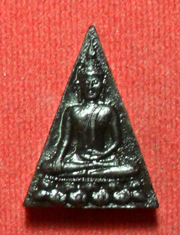 พระนางพญาเนื้อผงพุทธคุณ หลวงปู่คำพันธ์
