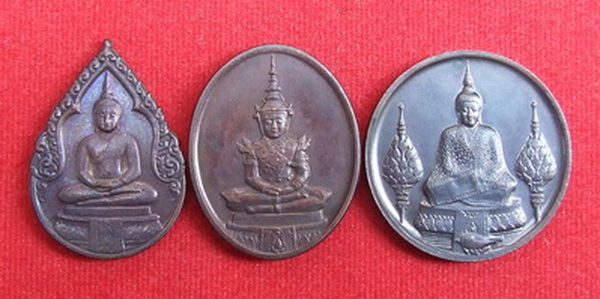 เหรียญพระแก้วมรกต วัดพระศรีรัตนศาสดาราม หลัง ภปร.ปี 2525 บล็ อคนิยม สภาพสวย ครบชุด 3 เหรียญ
