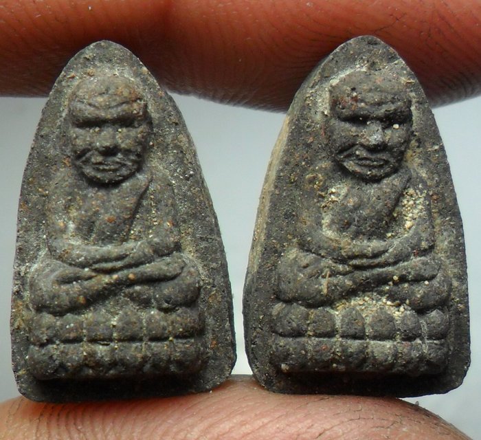 (( 2 องค์ )) หลวงปู่ทวดวัดห้วยมงคล ครบรอบ5ปี ปี52 พิมพ์เล็ก นะใหญ่ แช่น้ำว่าน กล่องเดิม