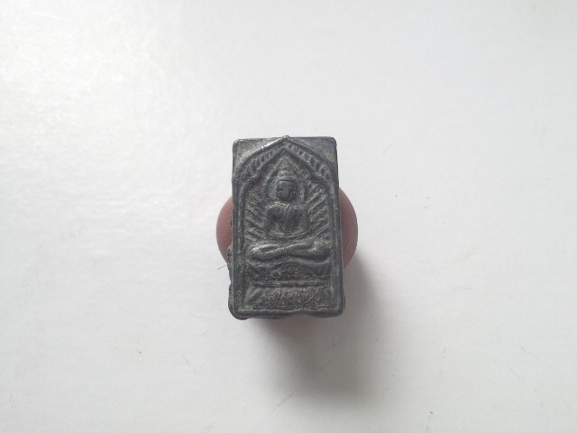 เหรียญหล่อเนื้อชิน หลังยันต์นะล้อม ไม่รู้ที่