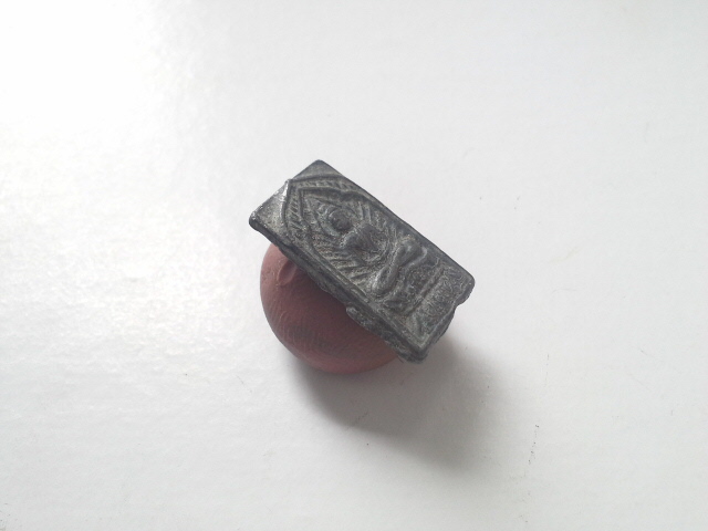 เหรียญหล่อเนื้อชิน หลังยันต์นะล้อม ไม่รู้ที่