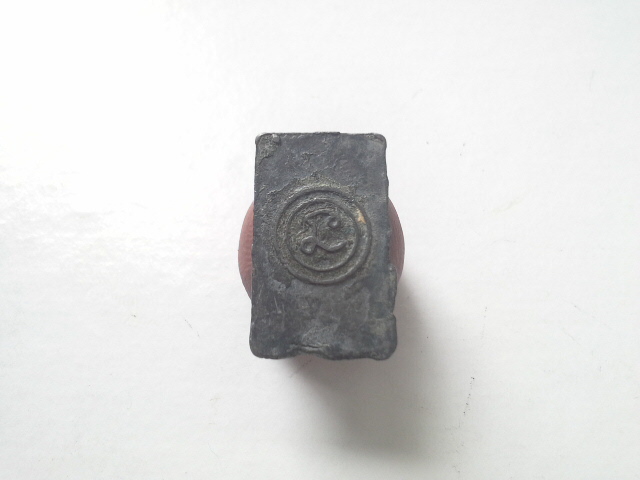 เหรียญหล่อเนื้อชิน หลังยันต์นะล้อม ไม่รู้ที่