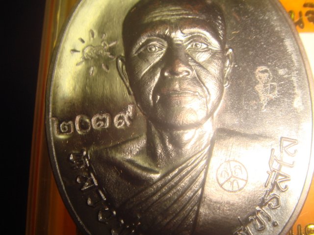 เหรียญเจริญพร หลวงพ่อทองวัดพระพุทธบาทเขายายหอม รุ่นแรกหลวงพ่อคูณปลุกเสก เนื้อทองแดงรมดำหมายเลข2039สว