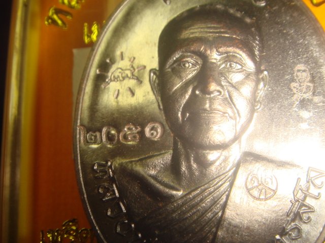 เหรียญเจริญพร หลวงพ่อทองวัดพระพุทธบาทเขายายหอม รุ่นแรกหลวงพ่อคูณปลุกเสก เนื้อทองแดงรมดำหมายเลข2051