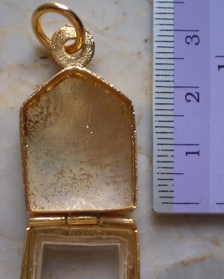 ตลับเงินขัดเงา ปิดหลัง  ชุบทองแท้ ใส่ขุนแผนผงพราย  พิมพ์เล็ก  เคาะเดียว 