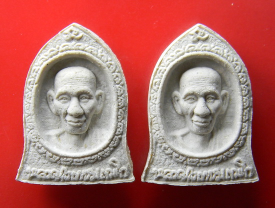 เคาะแรกแดง...พระผงทรงระฆังหลวงพ่อเกษม ครบรอบ ๘๐ ปี ๒๕๓๔...รวม ๒ องค์ / กล่องเดิม