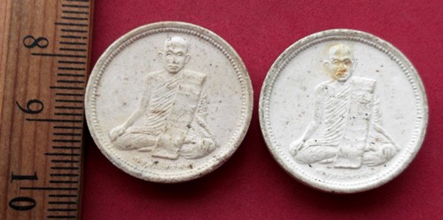 10 บาท... กับ ผงพระอาจารย์จันทร์ วัดป่าชัยรังษี จ.สมุทรสาคร ....JB729