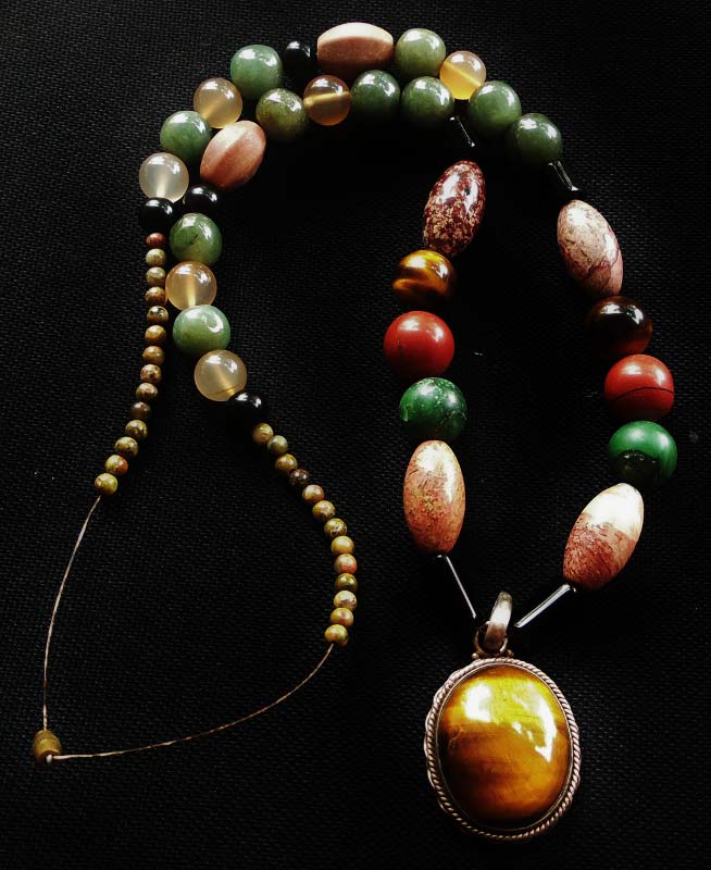 " สร้อยหินมงคล..พร้อมจี้ไทเกอร์อายส์เม็ดใหญ่เลี่ยมเงินเก่า..หายากครับ "