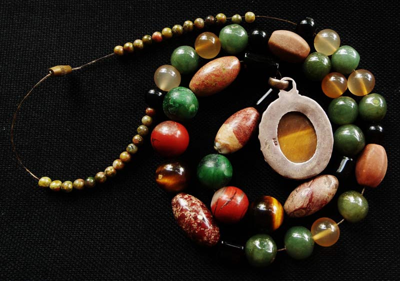 " สร้อยหินมงคล..พร้อมจี้ไทเกอร์อายส์เม็ดใหญ่เลี่ยมเงินเก่า..หายากครับ "