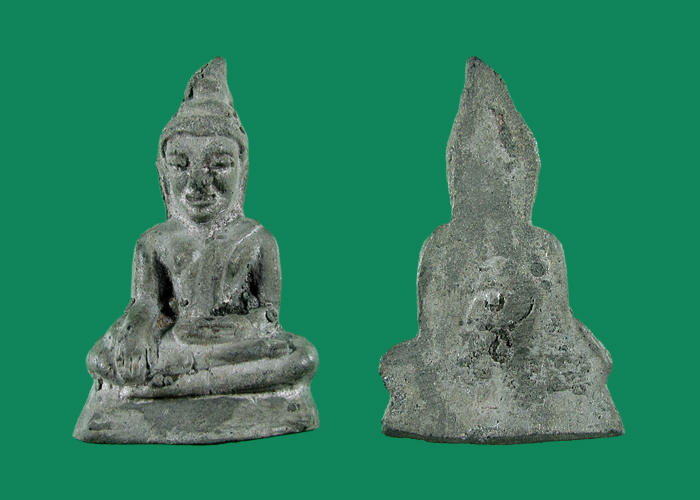 พระท่ากระดาน(รุ่นแรก) หลวงปู่ดี วัดเหนือ กาญจนบุรี ปี 2485 เนื้อชินผิวปรอท พิมพ์ใหญ่หลังยันต์นะ 3