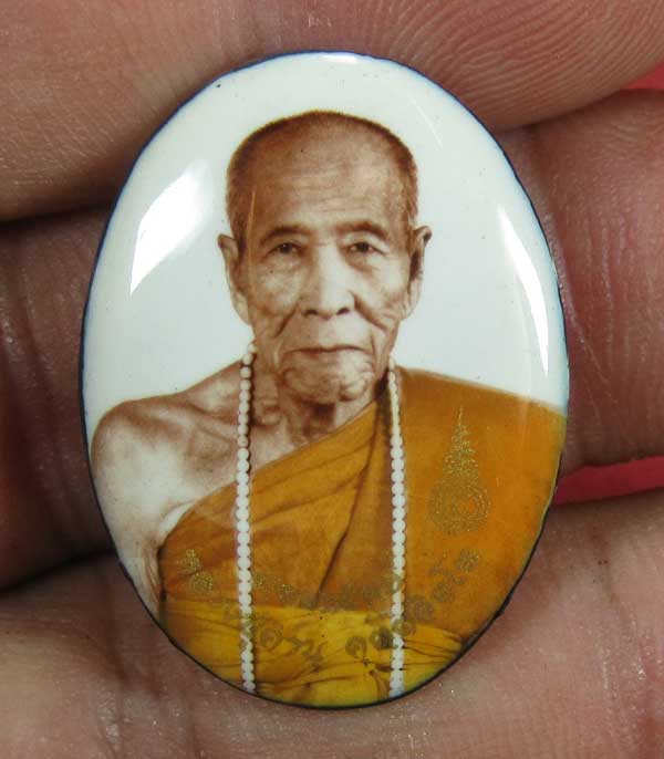 ล๊อกเก็ตฉากขาวทอง รุ่นสุดท้าย หลวงปู่คำบุ คุตฺตจิตฺโต วัดกุดชมภู จ.อุบลราชธานี รุ่นอุดมทรัพย์