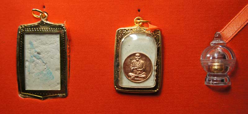 มา 1 ชุด พระสมเด็จเนื้อผงวัดระฆังผสมมวลสารเก่าพร้อมขี้ผึ้งเทียนชัย วัดระฆัง (คณะ๙) พร้อมเลี่ยมกรอบทอ