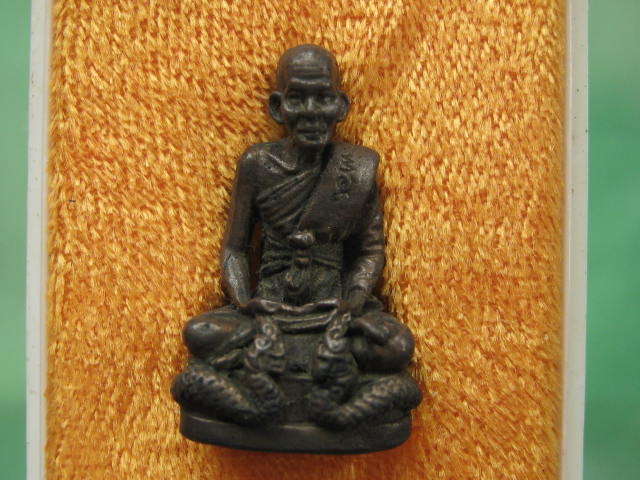 หลวงปู่คำพันธ์ รูปเหมือน นั่งพญานาค ปี42 เนื้อนวะโลหะ กล่อ งเดิม