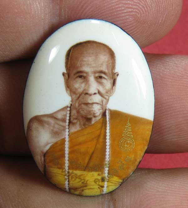 ล๊อกเก็ตฉากขาวทอง รุ่นสุดท้าย หลวงปู่คำบุ คุตฺตจิตฺโต วัดกุดชมภู จ.อุบลราชธานี รุ่นอุดมทรัพย์