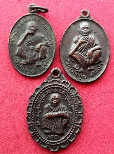 10 บาท... กับ เหรียญหลวงพ่อคูณ 3 เหรียญ ....JB179