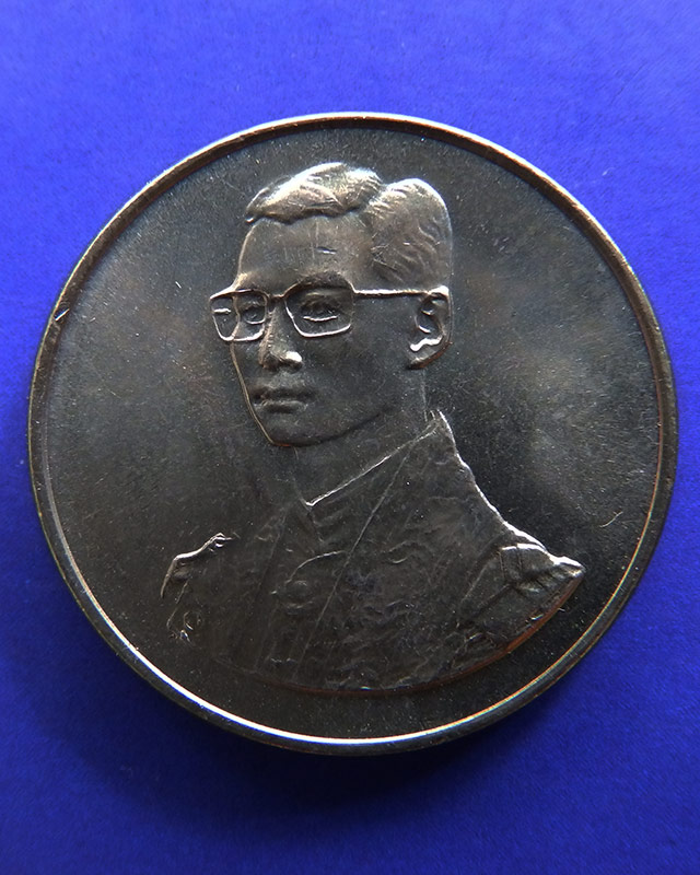 10.เหรียญในหลวง ที่ระลึกเดินการกุศลเทิดพระเกียรติ 5 ธ.ค. 2527 ขนาด 2 ซ.ม. กองทัพบก ซองเดิม