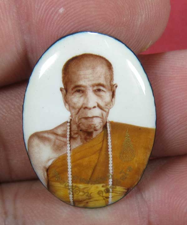 ล๊อกเก็ตฉากขาวทอง รุ่นสุดท้าย หลวงปู่คำบุ คุตฺตจิตฺโต วัดกุดชมภู จ.อุบลราชธานี รุ่นอุดมทรัพย์