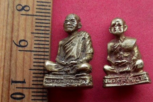 10 บาท... กับ รูปหล่อพระเกจิ 2 องค์ ..JB220