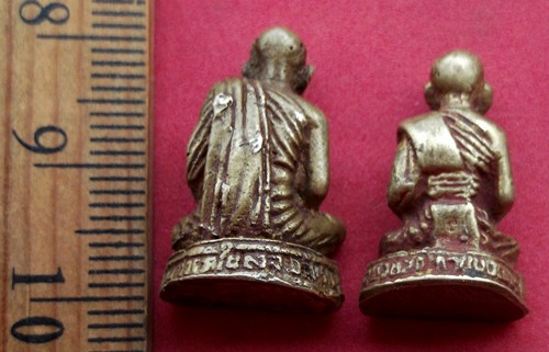 10 บาท... กับ รูปหล่อพระเกจิ 2 องค์ ..JB220
