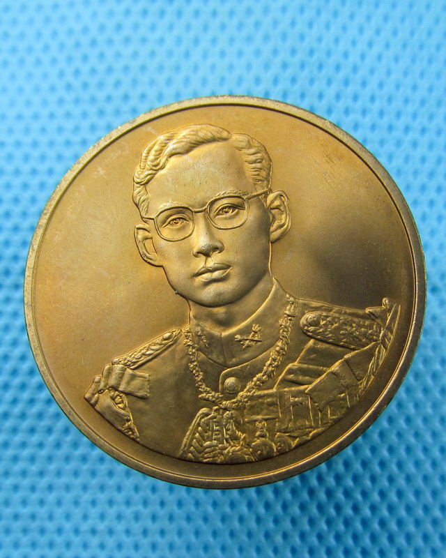 เหรียญในหลวง ฉลองกาญจนาภิเษก 50 ปี เนื้อทองแดงบริสุทธิ์ขัดเงา(ซองเดิม) ..เริ่ม20บาท(11/08/57-149)