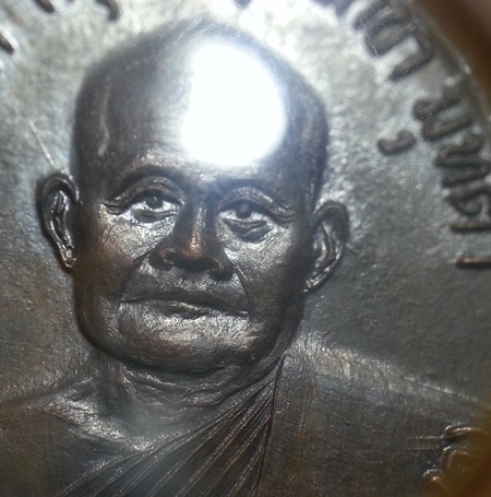 หรียญหลวงพ่อชา รุ่นแรก ทองแดง วัดหนองป่าพง (พ.ศ. 2518) พร้อมเลี่ยมทองหนาๆครับ จมูกโด่งๆ