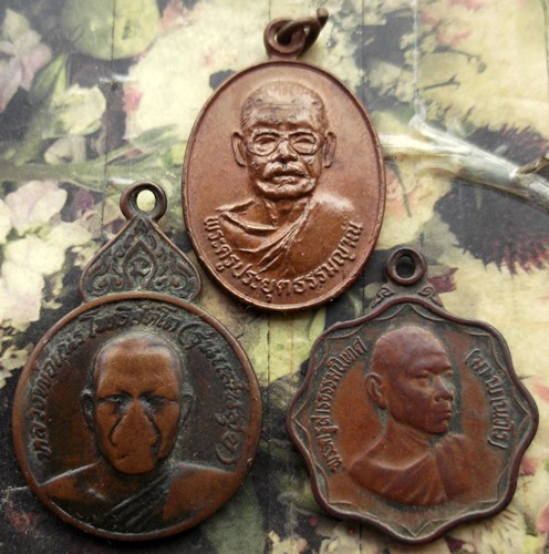 10 บาท กับ รวมเหรียญพระเกจิ 3 เหรียญ ...Bi967