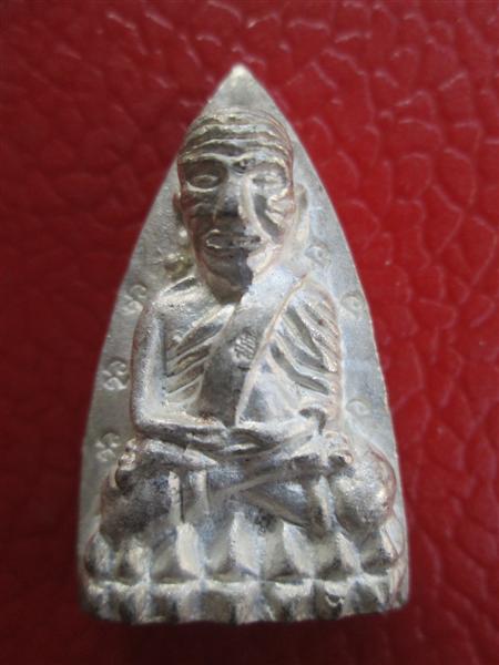 เครื่อง หลวงปู่ทวด พิมพ์เตารีดใหญ่ เนื้อนวะพรายเงิน ปี 2543