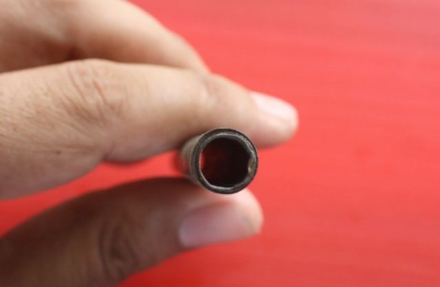 ตะกรุดหลวงพ่อเงิน วัดดอนยายหอม เนื้อตะกั่วน้ำนม ยาว 5 นิ้ว มาตรฐาน ไม่มีการถักเชือกนะครับ ตัวจริงเสี