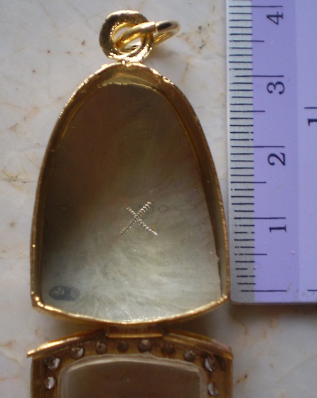 ตลับเงินปิดหลัง ล้อมเพชร ชุบทองแท้  ใส่ รูปหล่อลอยองค์เล็ก เคาะเดียว 