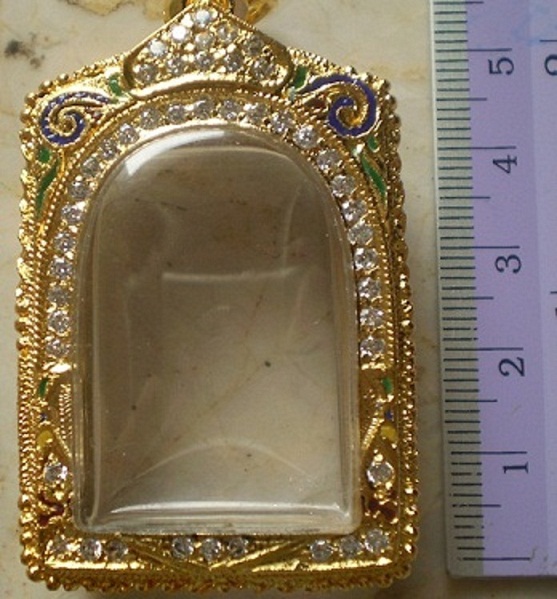 ตลับเงินแกะลายลงยา  ล้อมเพชร  ชุบทอแงท้ ใส่พระสมเด็จ  เคาะเดียว 