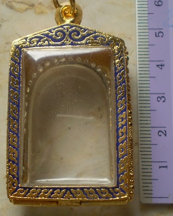 ตลับเงินแกะลายลงยา  ล้อมเพชร  ชุบทอแงท้ ใส่พระสมเด็จ  เคาะเดียว 