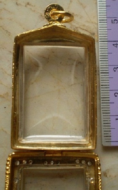 ตลับเงินแกะลายลงยา  ล้อมเพชร  ชุบทอแงท้ ใส่พระสมเด็จ  เคาะเดียว 