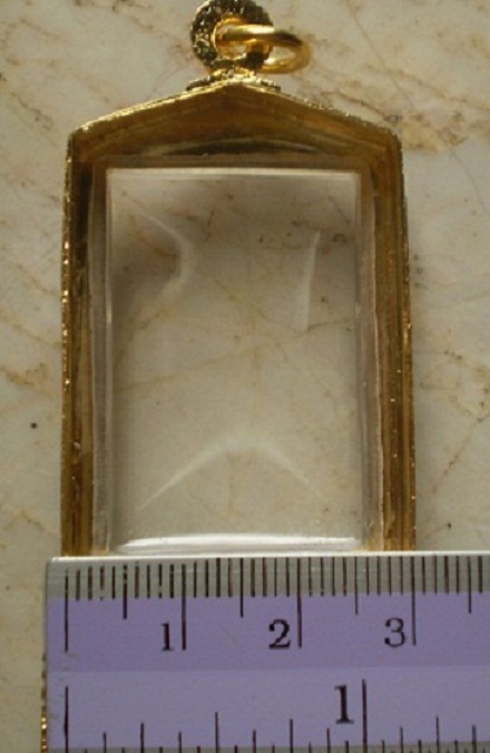 ตลับเงินแกะลายลงยา  ล้อมเพชร  ชุบทอแงท้ ใส่พระสมเด็จ  เคาะเดียว 