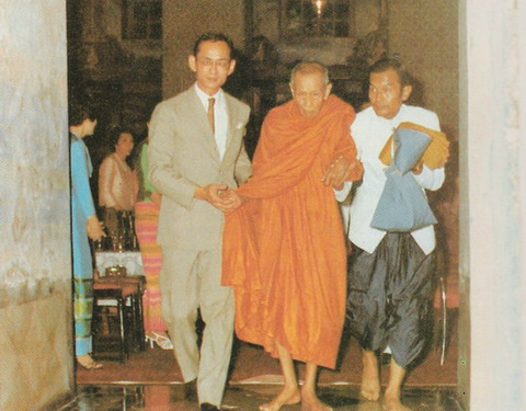 พระยอดขุนพลหลวงปู่โต๊ะ พิมพ์หยดน้ำ เนื้อทองแดง ปี 2521