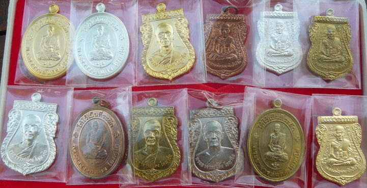 เหรียญรุ่นแรกทั้งชุด12เหรียญ พระอาจารย์แดง วัดไร่บางตาวา จ.ปัตตานี รุ่นแรก ปี 52 