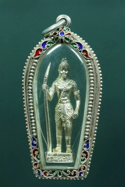 พระวอ ปี 2537 รุ่นฟ้าคำรณ พระเกจิอาจารย์ทั่วไปภาคเหนือ (เนื้อเงิน )