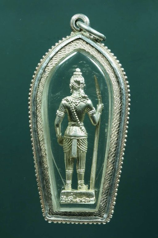 พระวอ ปี 2537 รุ่นฟ้าคำรณ พระเกจิอาจารย์ทั่วไปภาคเหนือ (เนื้อเงิน )