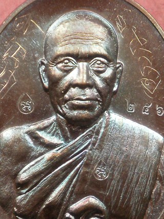 เหรียญหลวงพ่อทอง วัดพระพุทธบาทเขายายหอม รุ่นบารมีบุญ 65 เนื้อทองแดงมันปู เลข 2566 มีจารหน้าหลัง 