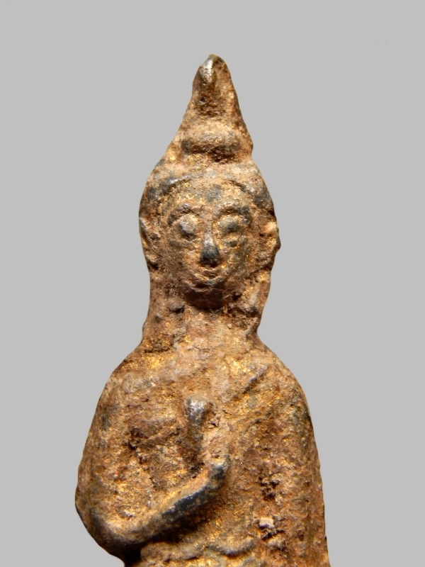 พระร่วงยืน ปางประทานพร สนิมแดง กรุวัดเทวสังฆาราม(วัดเหนือ) จ.กาญจนบุรี  