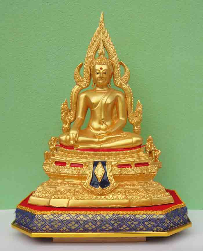 พระพุทธชินราชเนื้อเหล็กน้ำพี้แต่งผิวปิดทอง ขนาดหน้าตัก 5 นิ้ว ความสูง 12 นิ้ว ฐานกว้าง 7 นิ้ว พร้อมต