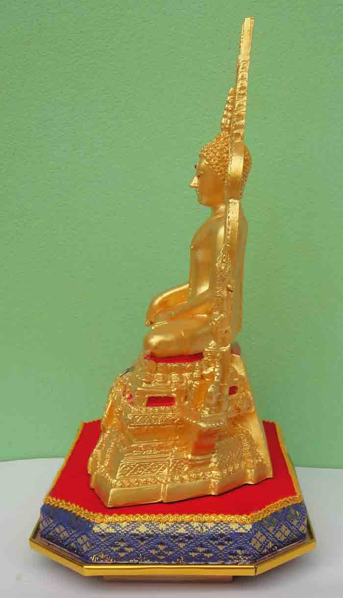 พระพุทธชินราชเนื้อเหล็กน้ำพี้แต่งผิวปิดทอง ขนาดหน้าตัก 5 นิ้ว ความสูง 12 นิ้ว ฐานกว้าง 7 นิ้ว พร้อมต