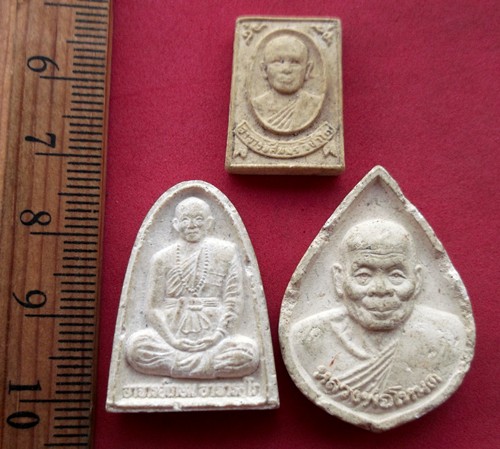 10 บาท... กับ พระเกจิเนื้อผง 3 องค์ ....JB232
