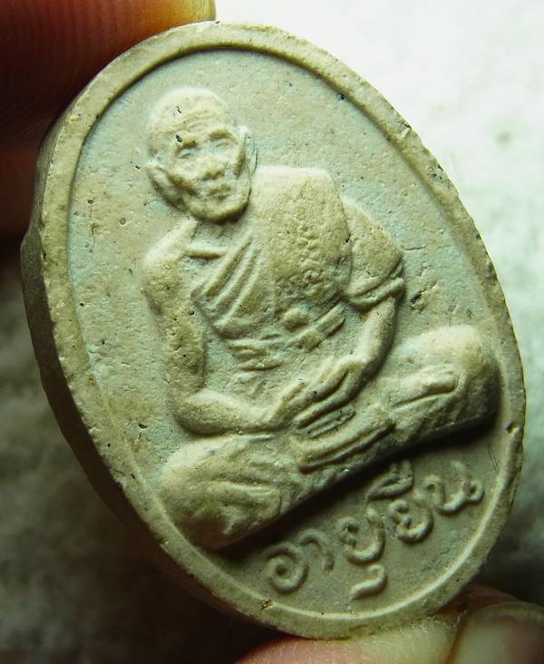 พระผงอายุยืน หลวงปู่สี ปี2517 เนื้อผสมชานหมาก สร้างน้อย 2000 องค์