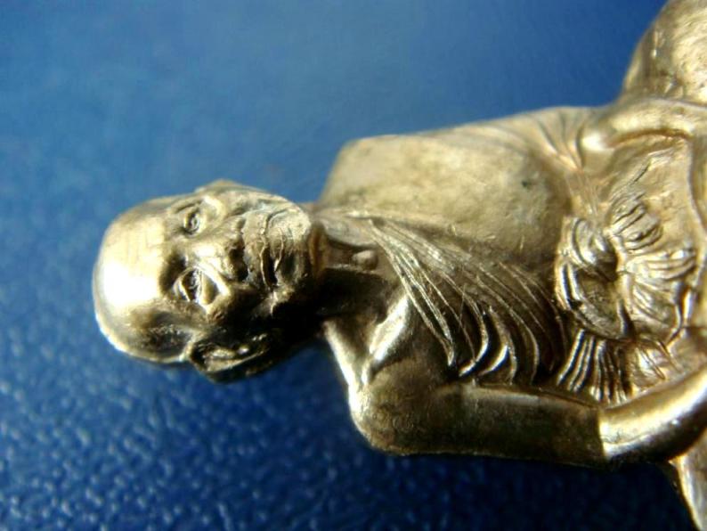 เคาะเดียว...รูปเหมือนหลวงพ่ออุ้น วัดตาลกง รุ่นแรก เนื้ออัลปาก้า ปี 2540 จ.เพชรบุรี พร้อมบัตรรับรอง