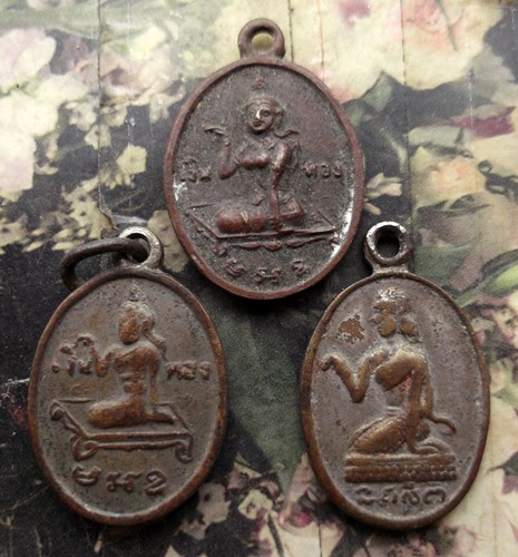 10 บาท กับ เหรียญนางกวัก 3 เหรียญ ...AD337