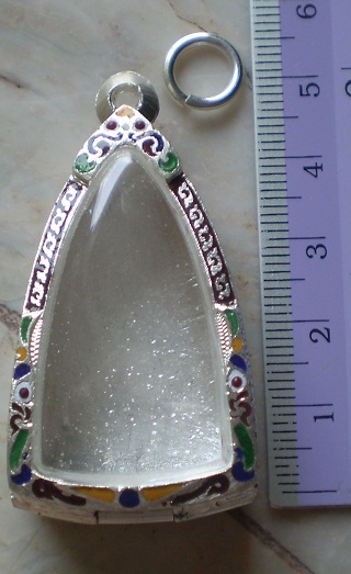 ตลับเงินแกะลาย  ปิดหลัง  ลงยาเต็มใบ  ใส่ ลป ทวด หลังเตารีดใหย่ เคาะเดียว 