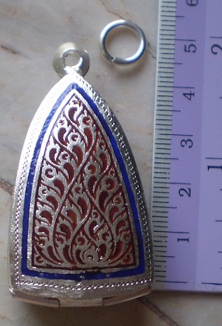 ตลับเงินแกะลาย  ปิดหลัง  ลงยาเต็มใบ  ใส่ ลป ทวด หลังเตารีดใหย่ เคาะเดียว 