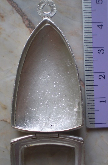 ตลับเงินแกะลาย  ปิดหลัง  ลงยาเต็มใบ  ใส่ ลป ทวด หลังเตารีดใหย่ เคาะเดียว 