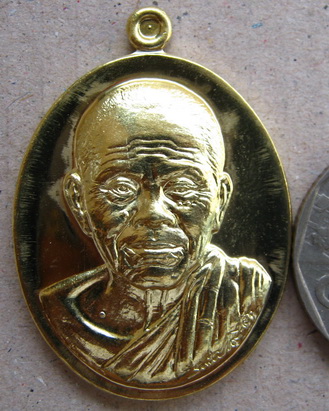 เหรียญรูปเหมือนครึ่งองค์ หลวงพ่อคูณ รุ่นบารมี 90 โดยช่างสันติ เนื้อทองฝาบาตร 3โค๊ต หมายเลข327